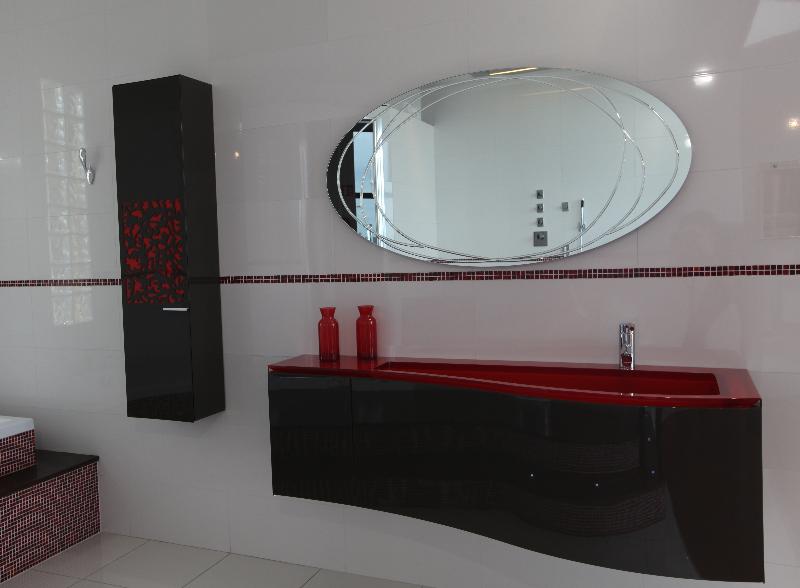 meuble salle de bain rouge