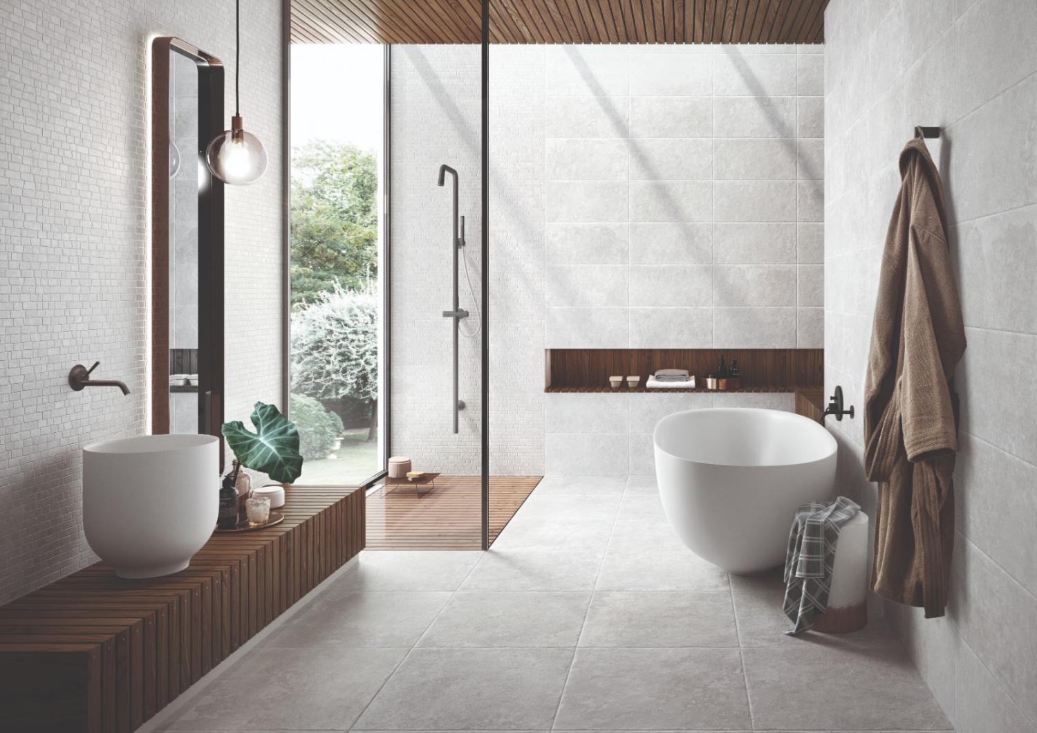 Salle de bains épurée avec ambiance naturelle (bois et carrelage effet pierre)