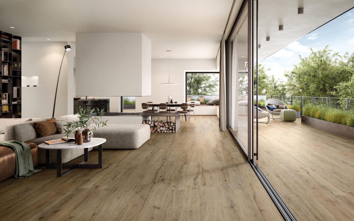 Carrelage sol imitation parquet au même niveau que les seuils de la maison