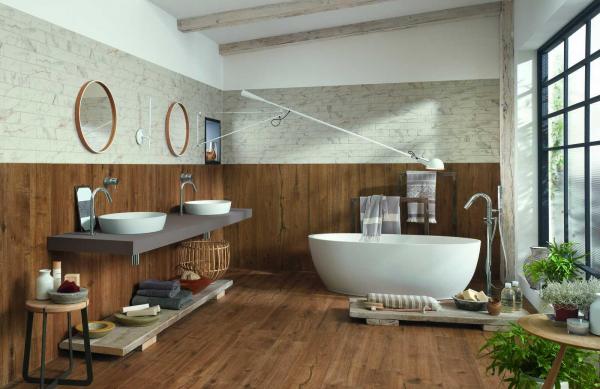 Salle de bains tendance avec du carrelage imitation parquet 