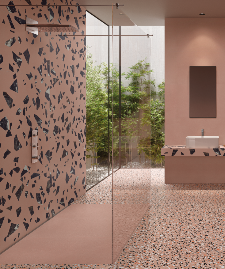 Salle de bains avec carrelages aux motifs différents - tons roses