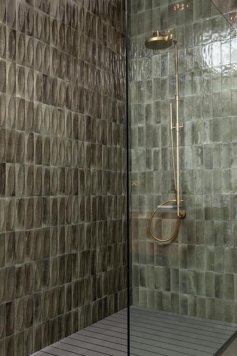 Carrelage mura effet zellige dans une douche