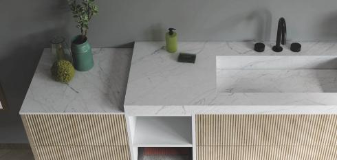 Meuble de salle bains avec plan de toilette en imitation marbre