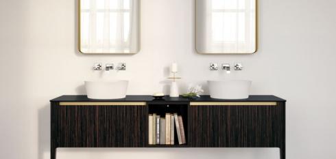 Meuble de salle de bains en stratifié et miroirs aux contours en aluminium bronze