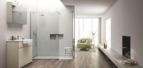 Douche à l'italienne avec carrelage blanc