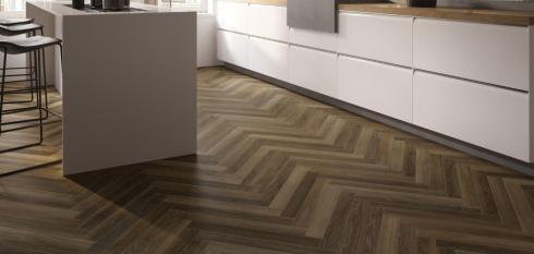 Carrelage sol imitation parquet posé en chevron