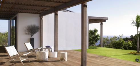 Terrasse avec carrelage posé sur plots - imitation parquet