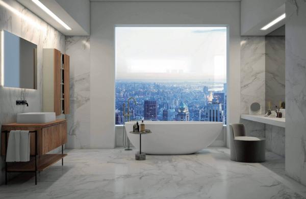 Salle de bains avec un revêtement en imitation marbre - sol et mur