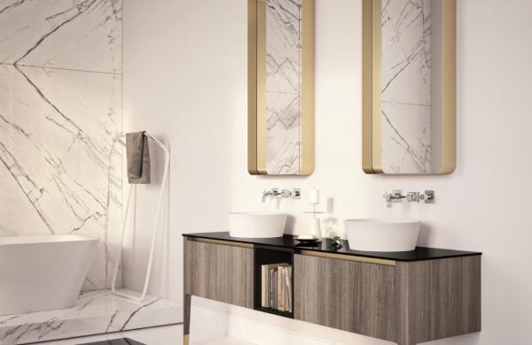 Meuble de salle de bains avec façade en stratifié et plateau en verre laqué