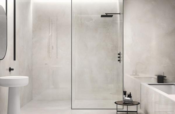 Douche à l'italienne avec carrelage imitation marbre