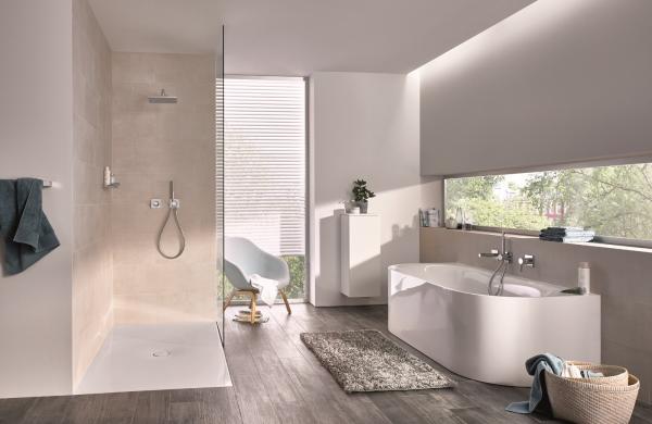 salle de bains avec baignoire semi îlot et douche à l'italienne
