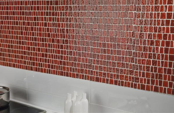 Crédence de cuisine avec du carrelage en format mosaïque rouge