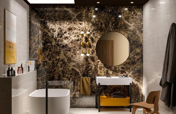 Salle de bains tendance avec une baignoire îlot et du carrelage effet marbre