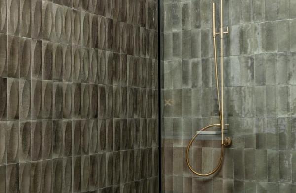 Carrelage mura effet zellige dans une douche