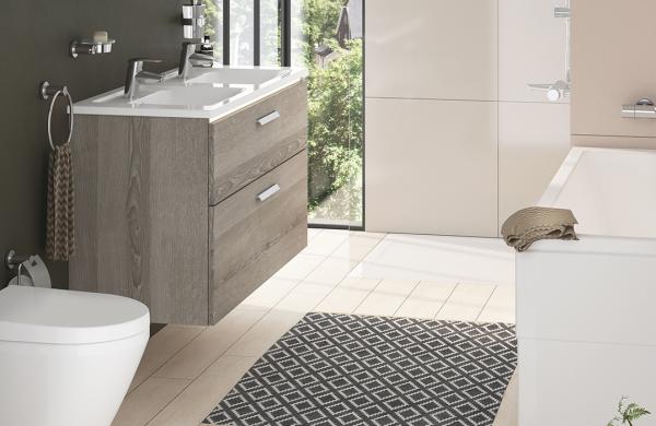 Salle de bains avec WC suspendu
