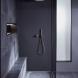 Douche à l'italienne avec un receveur à poser noir et un ciel de pluie
